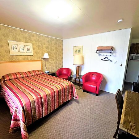 Red Top Motor Inn Iron Bridge Екстер'єр фото