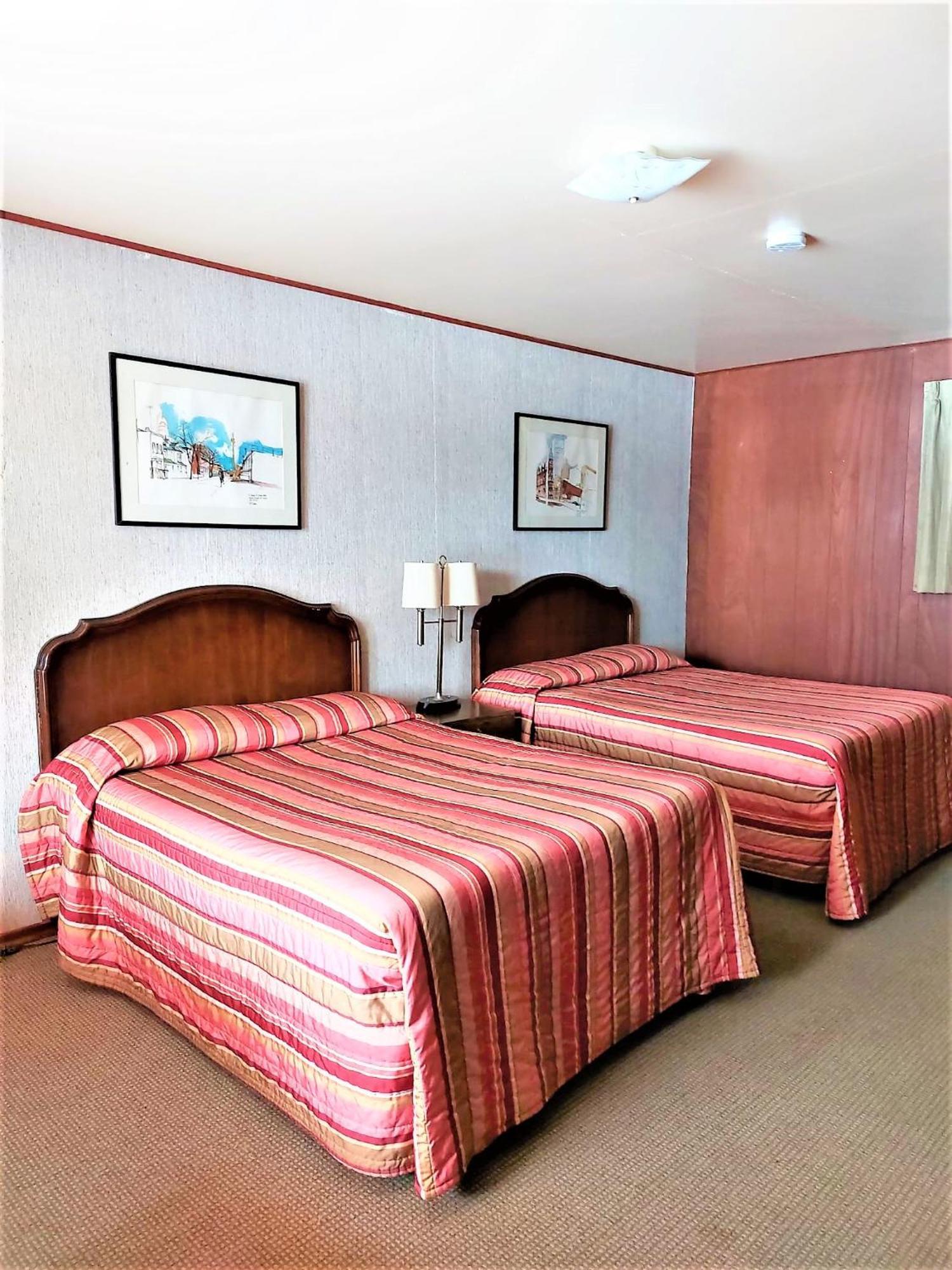 Red Top Motor Inn Iron Bridge Екстер'єр фото