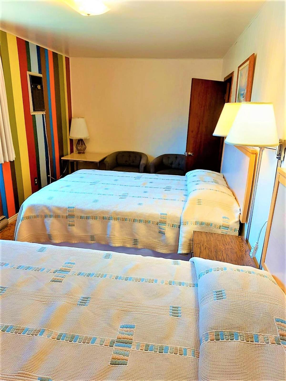 Red Top Motor Inn Iron Bridge Екстер'єр фото