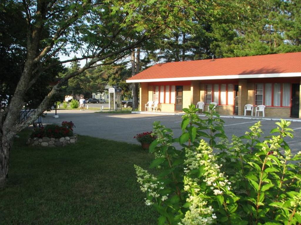 Red Top Motor Inn Iron Bridge Екстер'єр фото
