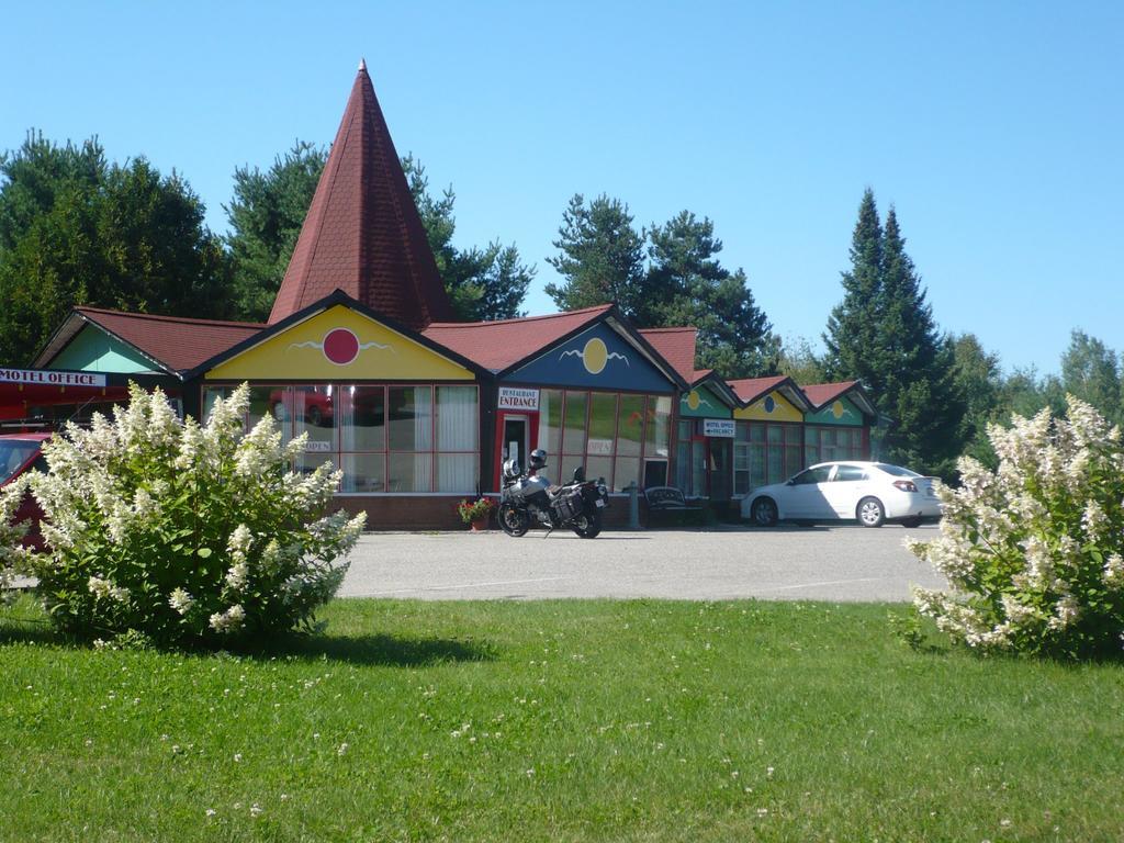 Red Top Motor Inn Iron Bridge Екстер'єр фото