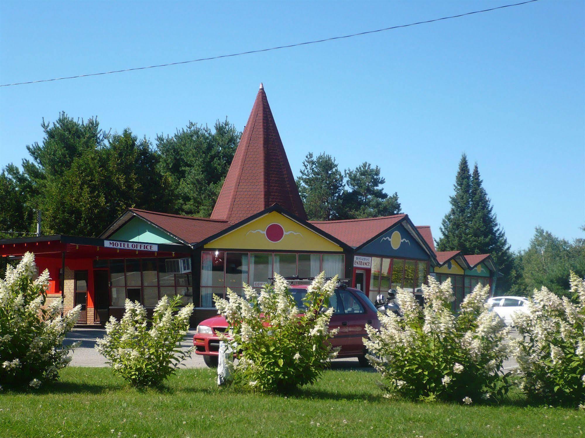 Red Top Motor Inn Iron Bridge Екстер'єр фото