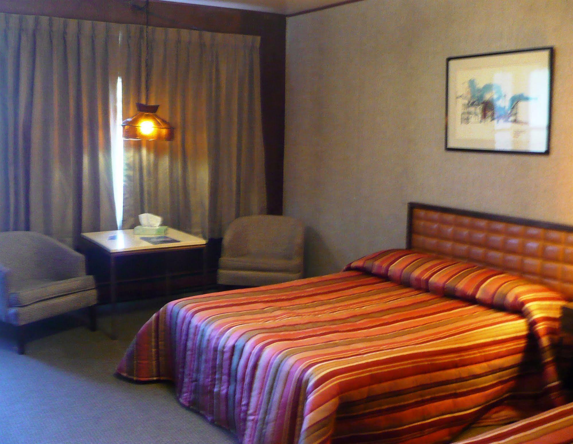 Red Top Motor Inn Iron Bridge Екстер'єр фото