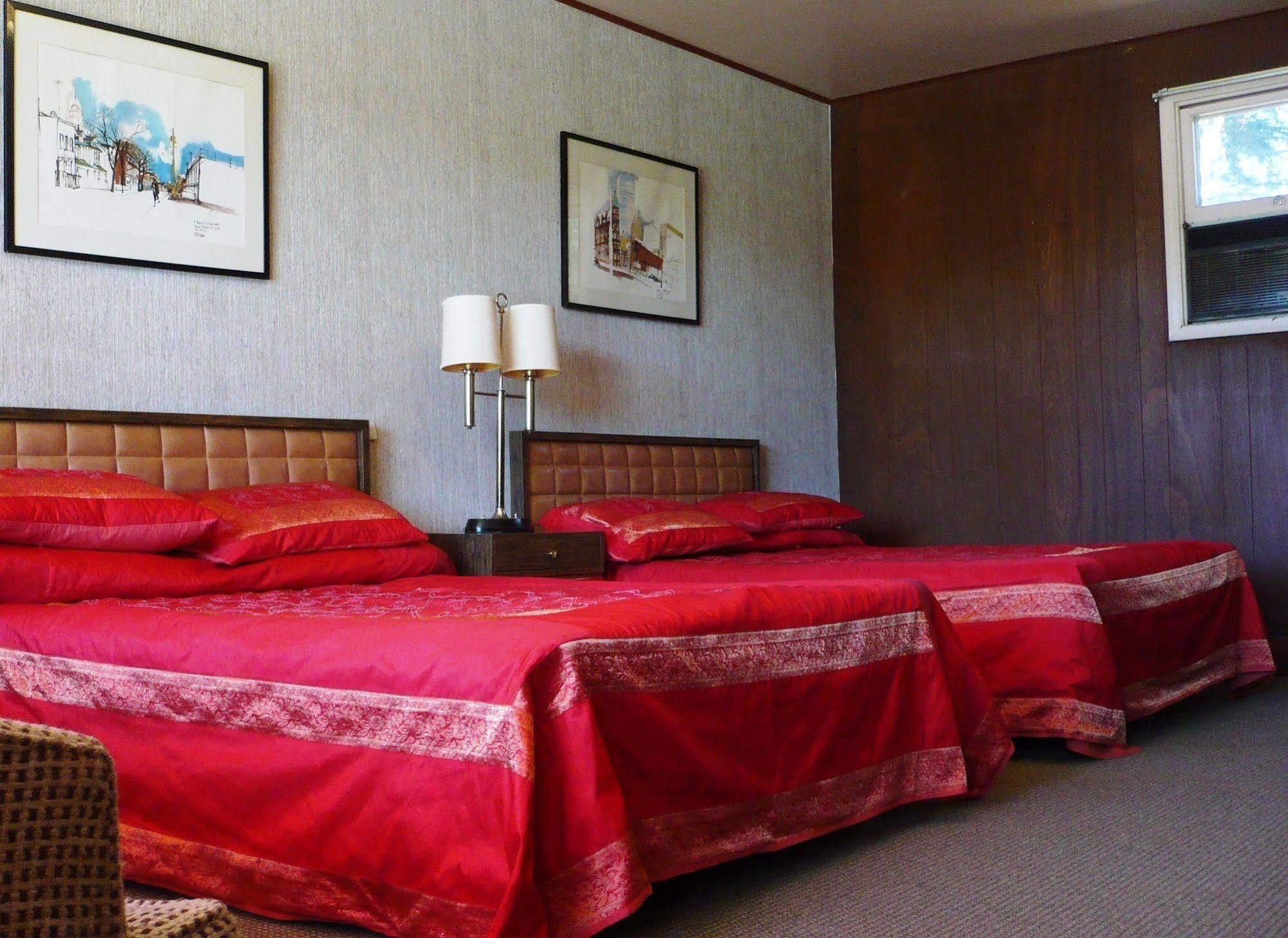 Red Top Motor Inn Iron Bridge Екстер'єр фото
